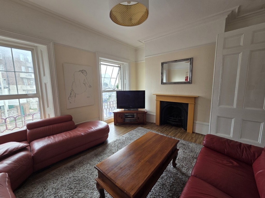 Lot: 166 - LAWFUL ESTABLISHED 8-BEDROOM HMO PRODUCING JUST UNDER £70,000 PER ANNUM - First floor communal living room